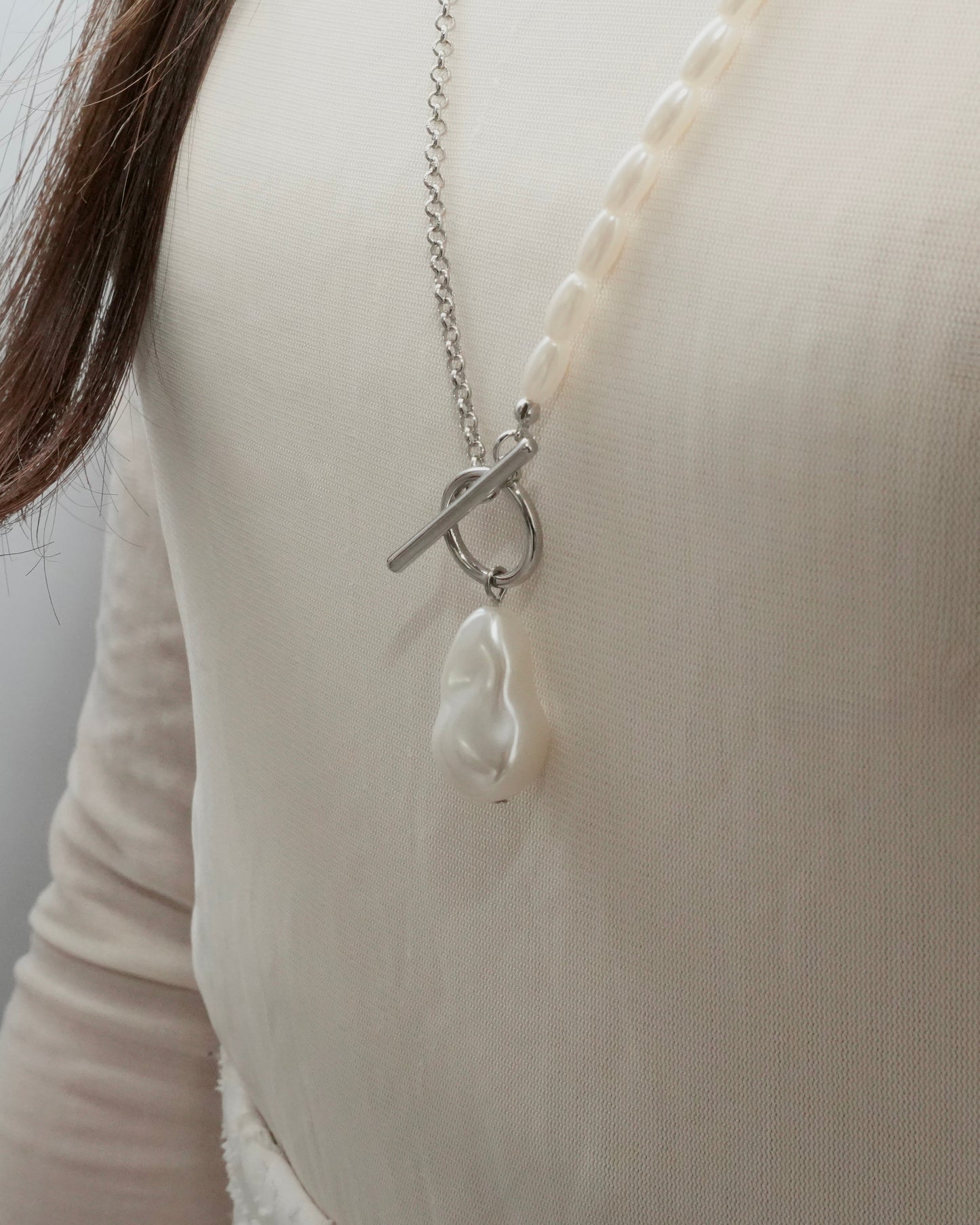 Baroque perl × metal long necklace