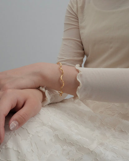 wave line bangle