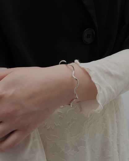 wave line bangle