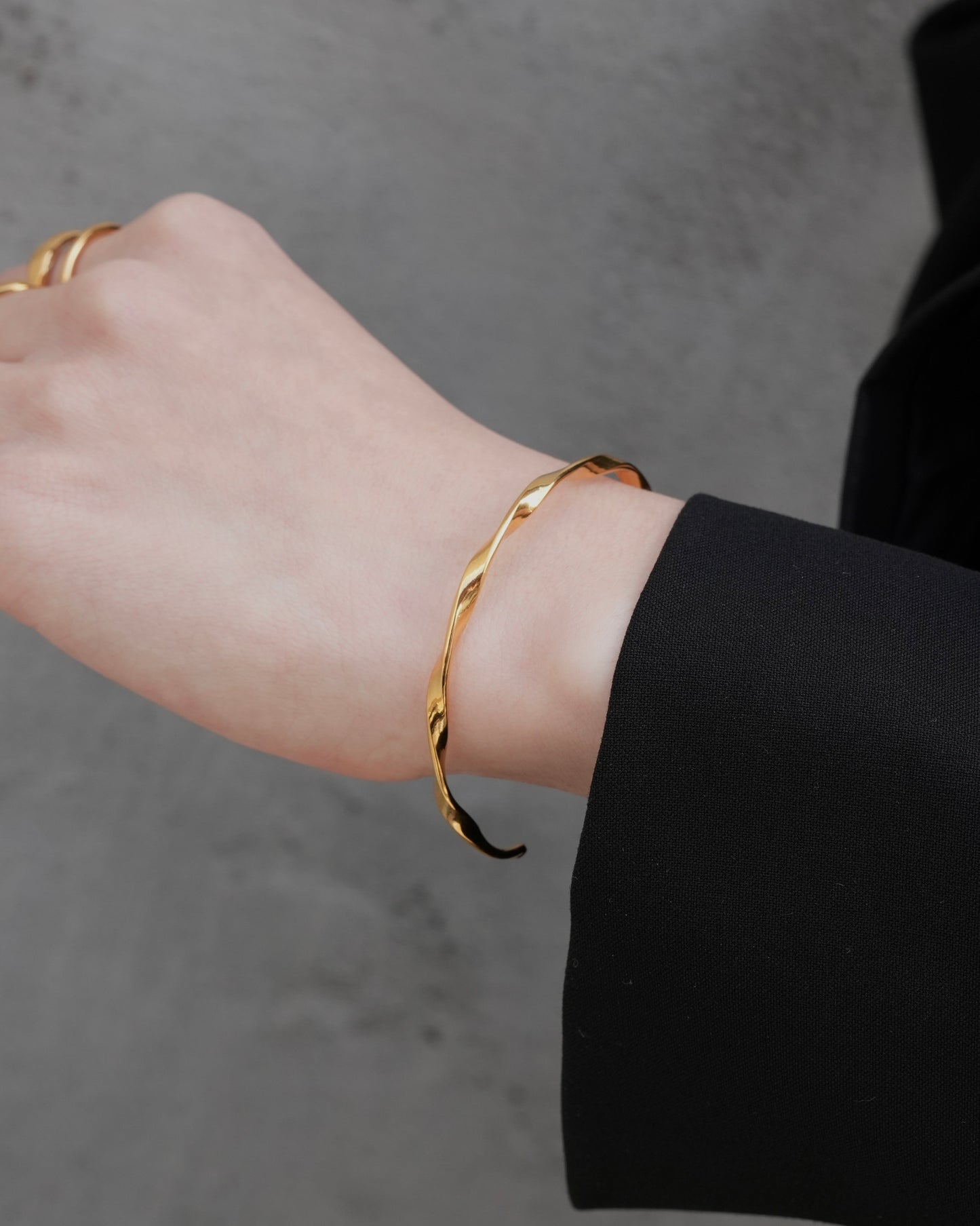 twist line stainless bangle (stainless steel)