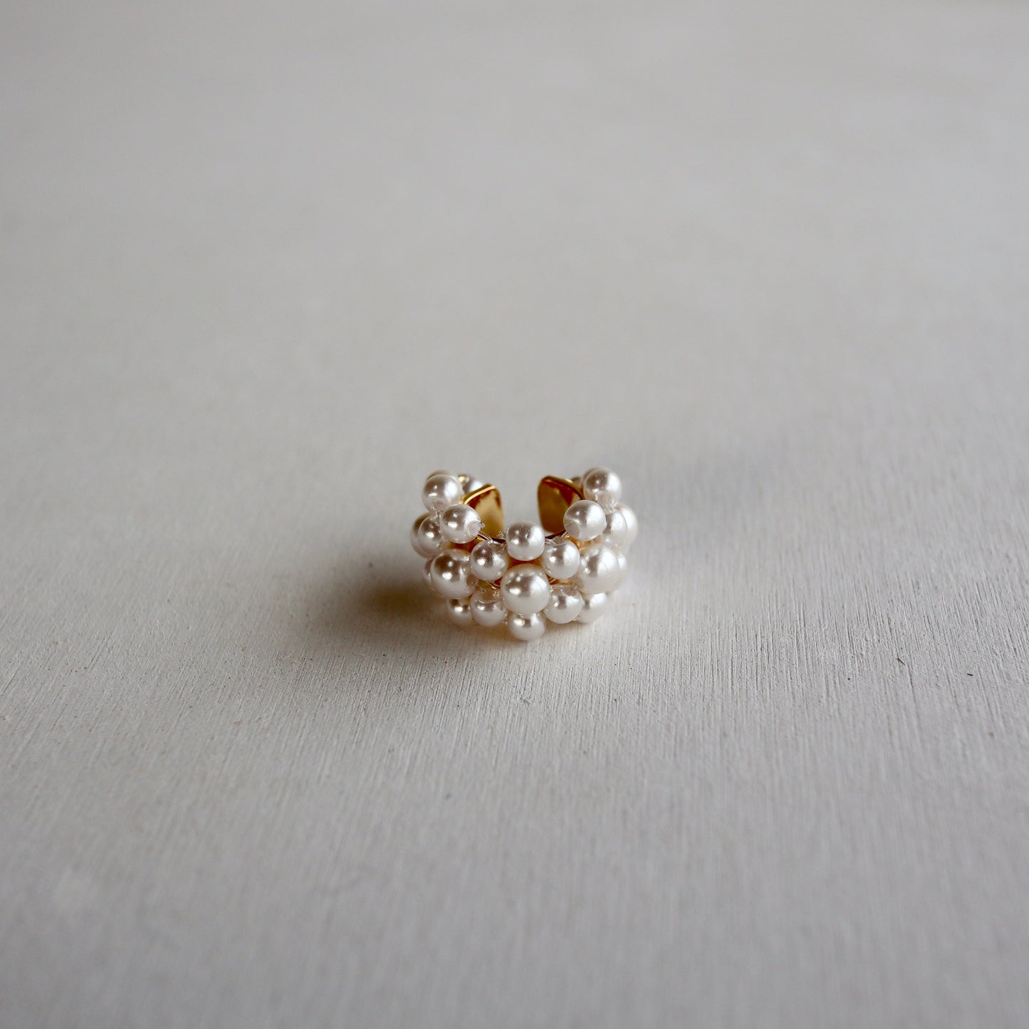 volumey pearl ear cuff