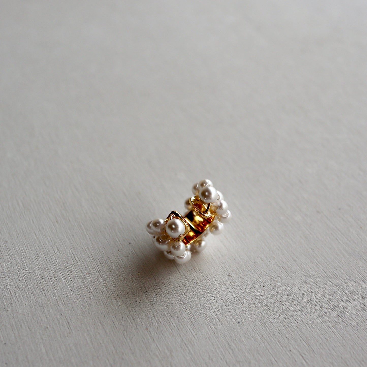 volumey pearl ear cuff
